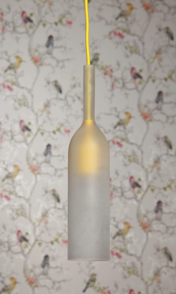 Pullon muotoinen riippuva kattovalaisin. Valaisin on etsattua lasia ja siinä on keltainen, kangaspäällysteinen johto.