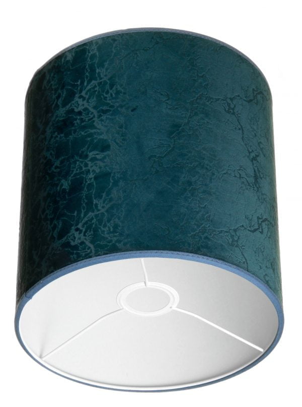 Sylinterin muotoinen sininen lampunvarjostin. Varjostin on materiaaliltaan laminoitua kangasta. Sisäpuoli on valkoinen.