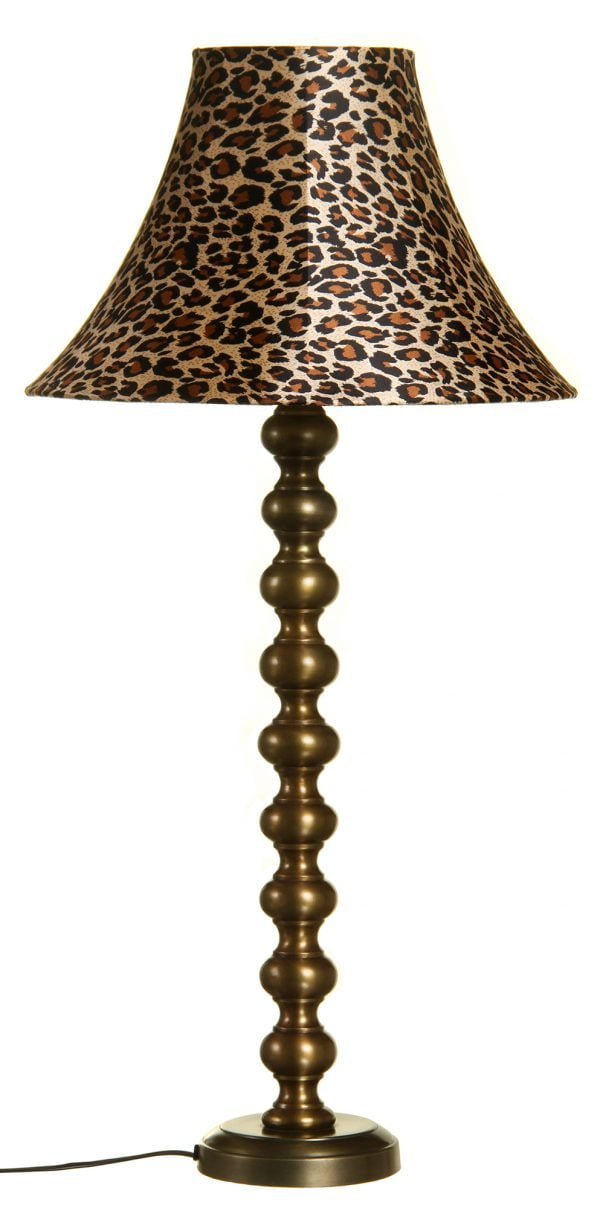 Metallinen lampunjalka jonka väri on antiikki messinki. Kangasvarjostimessa on leopardi-kuosi.