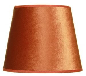 Yksivärinen lampunvarjostin jonka väri on terrakotta. Varjostin on materiaaliltaan laminoitua kangasta.