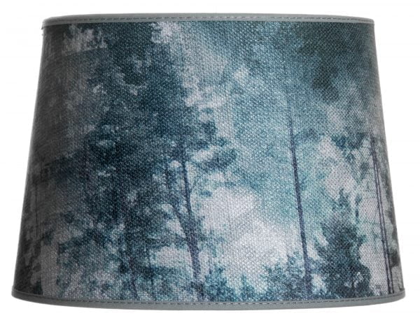 Lampunvarjostin jossa on harmaa metsä aihe. Varjostin on materiaaliltaan laminoitua kangasta.