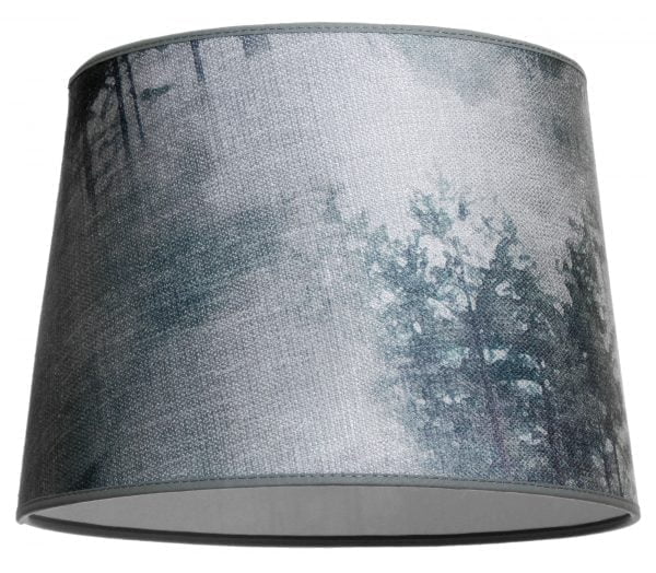 Lampunvarjostin jossa on harmaa metsä aihe. Varjostin on materiaaliltaan laminoitua kangasta.