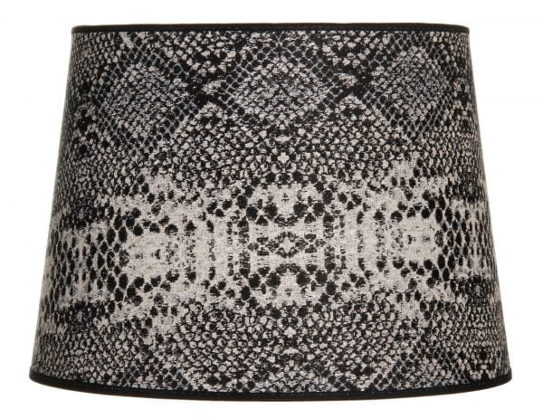 Lampunvarjostin jossa on harmaan sävyinen käärmeennahka kuvio. Varjostin on materiaaliltaan laminoitua kangasta.