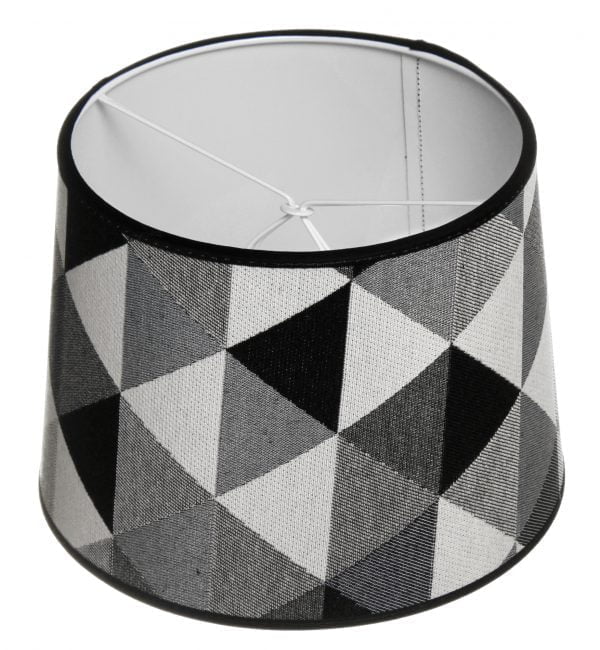 Lampunvarjostin jossa on harmaa geometrinen kuvio. Varjostin on materiaaliltaan laminoitua kangasta.