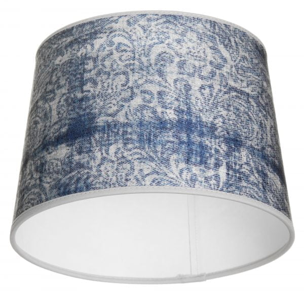 Sinisävyinen lampunvarjostin jossa on hailakka kuviointi. Varjostin on materiaaliltaan laminoitua kangasta.