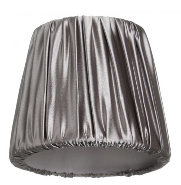 Yksivärinen lampunvarjostin jonka väri on harmaa. Varjostin on materiaaliltaan vuoritettua kangasta.