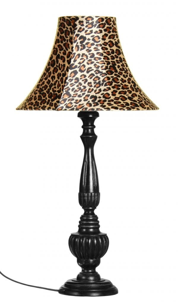 Puinen lampunjalka jonka väri on musta. Varjostimessa on leopardi-kuosi.