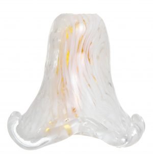 Valkoinen, marmorikuvioitu lampunkupu, jossa on hieman oranssia väriä. Kupu levenee kaarevasti ylhäältä alaspäin, alareuna on kiertynyt ylöspäin.