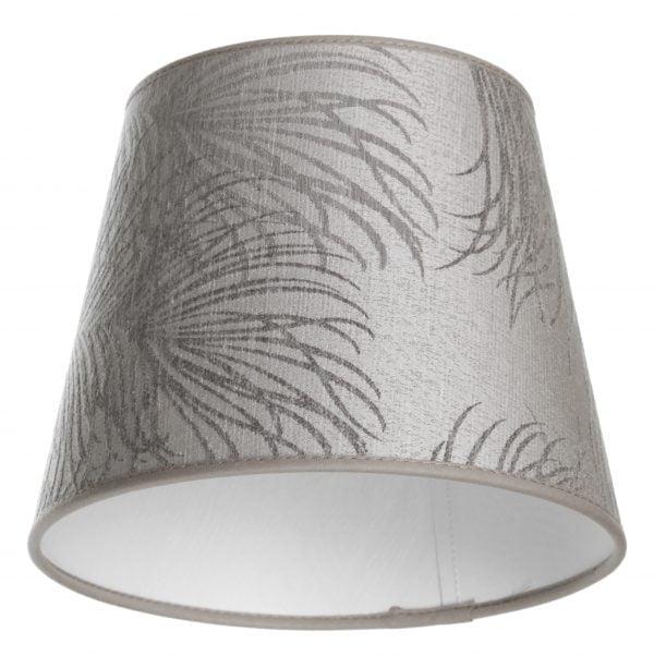 Lampunvarjostin jossa on harmaalla pohjalla höyhen kuvio. Varjostin on materiaaliltaan laminoitua kangasta.