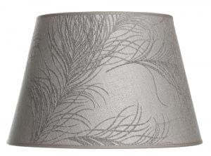 Lampunvarjostin jossa on harmaalla pohjalla höyhen kuvio. Varjostin on materiaaliltaan laminoitua kangasta.