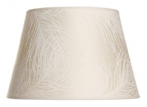 Lampunvarjostin jossa on luonnonvalkoisella pohjalla höyhen kuvio. Varjostin on materiaaliltaan laminoitua kangasta.