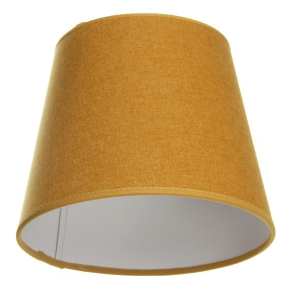 Yksivärinen lampunvarjostin jonka väri on sinapinkeltainen. Varjostin on materiaaliltaan laminoitua kangasta.