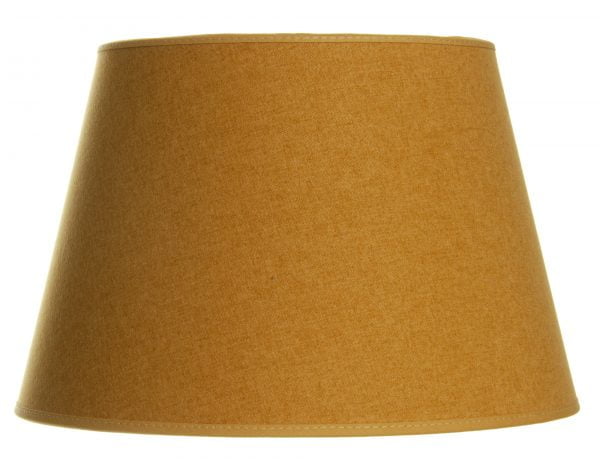 Yksivärinen lampunvarjostin jonka väri on keltainen. Varjostin on materiaaliltaan laminoitua kangasta.