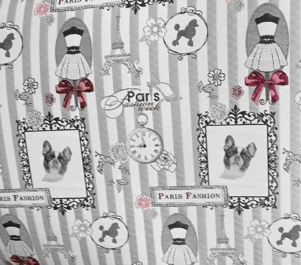 Valokuva harmaa-valkoraitaisesta kankaasta, jota koristavat piirroskuvioiset , kehystetyt bulldogin kasvot, siluetit puudeleista, Eiffel-tornit, mannekiinit mekoissa, taskukellot, kukat sekä Paris Fashion tekstit.