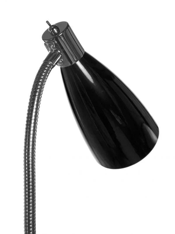Metallinen lattiavalaisin jossa kytkin on valaisimen kupuosassa. Jalkalamppu on väriltään musta.