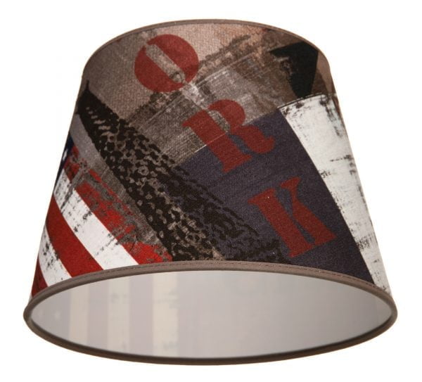 Ruskea lampunvarjostin, jossa on teksti ORK sekä tyyliteltyä pystyraita kuviointia. Sisäpinta on vaalea.