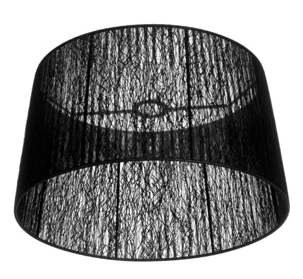 Lampunvarjostin, jonka väri on musta. Varjostin on materiaaliltaan organzaa.