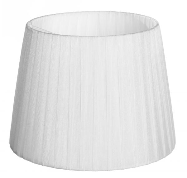 Yksivärinen lampunvarjostin jonka väri on valkoinen. Varjostin on materiaaliltaan organzaa.