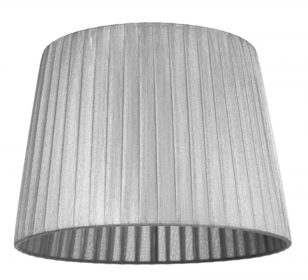 Yksivärinen lampunvarjostin jonka väri on harmaa. Varjostin on materiaaliltaan organzaa.