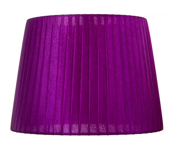 Yksivärinen lampunvarjostin jonka väri on violetti. Varjostin on materiaaliltaan organzaa.