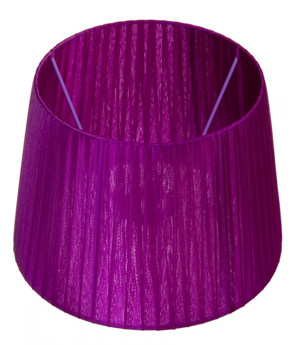 Yksivärinen lampunvarjostin jonka väri on lila. Varjostin on materiaaliltaan organzaa.
