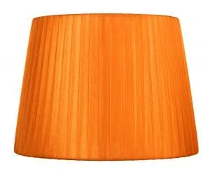 Yksivärinen lampunvarjostin jonka väri on oranssi. Varjostin on materiaaliltaan organzaa.
