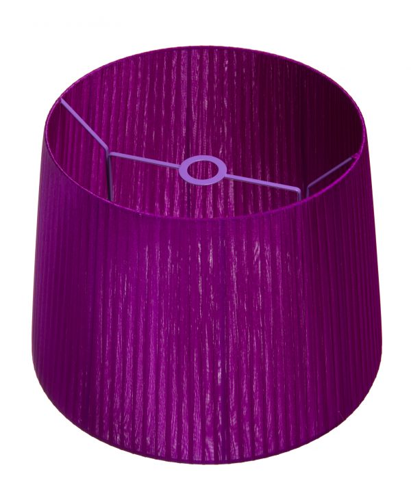 Lampunvarjostin jonka väri on violetti. Varjostin on materiaaliltaan organzaa.