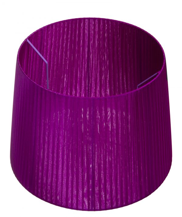 Lampunvarjostin jonka väri on lila. Varjostin on materiaaliltaan organzaa.