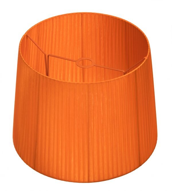 Lampunvarjostin jonka väri on oranssi. Varjostin on materiaaliltaan organzaa.