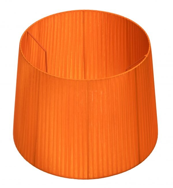 Lampunvarjostin jonka väri on oranssi. Varjostin on materiaaliltaan organzaa.