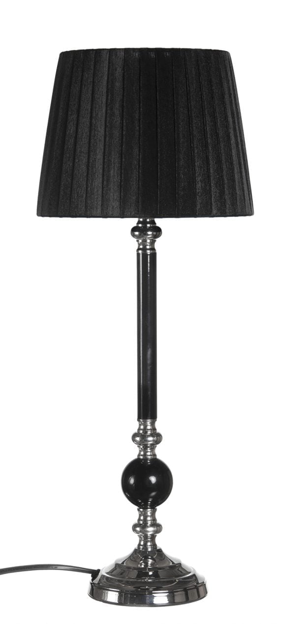 Musta pöytävalaisin, jonka jalassa on kromin värisiä koristeita. Varjostin on yksivärinen musta ja sen materiaali on organza.
