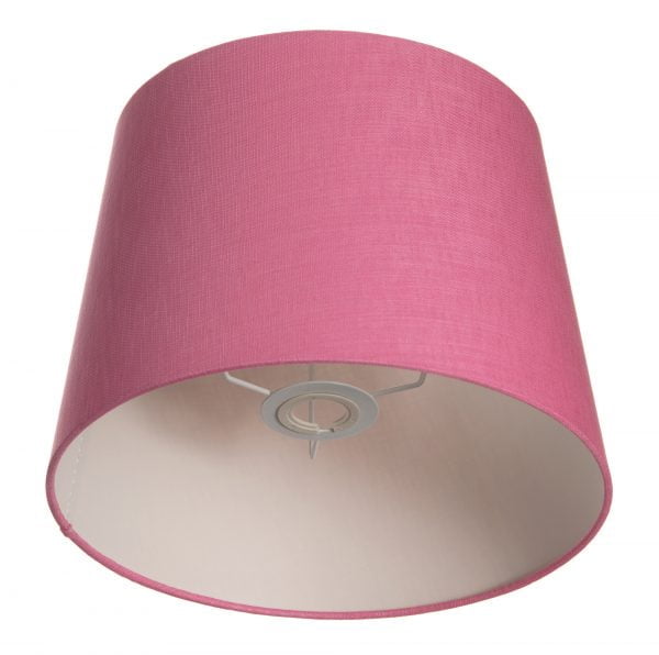Pinkki lampunvarjostin, joka levenee ylhäältä alaspäin. Varjostin on yksivärinen. Sisäpinta on vaalea.