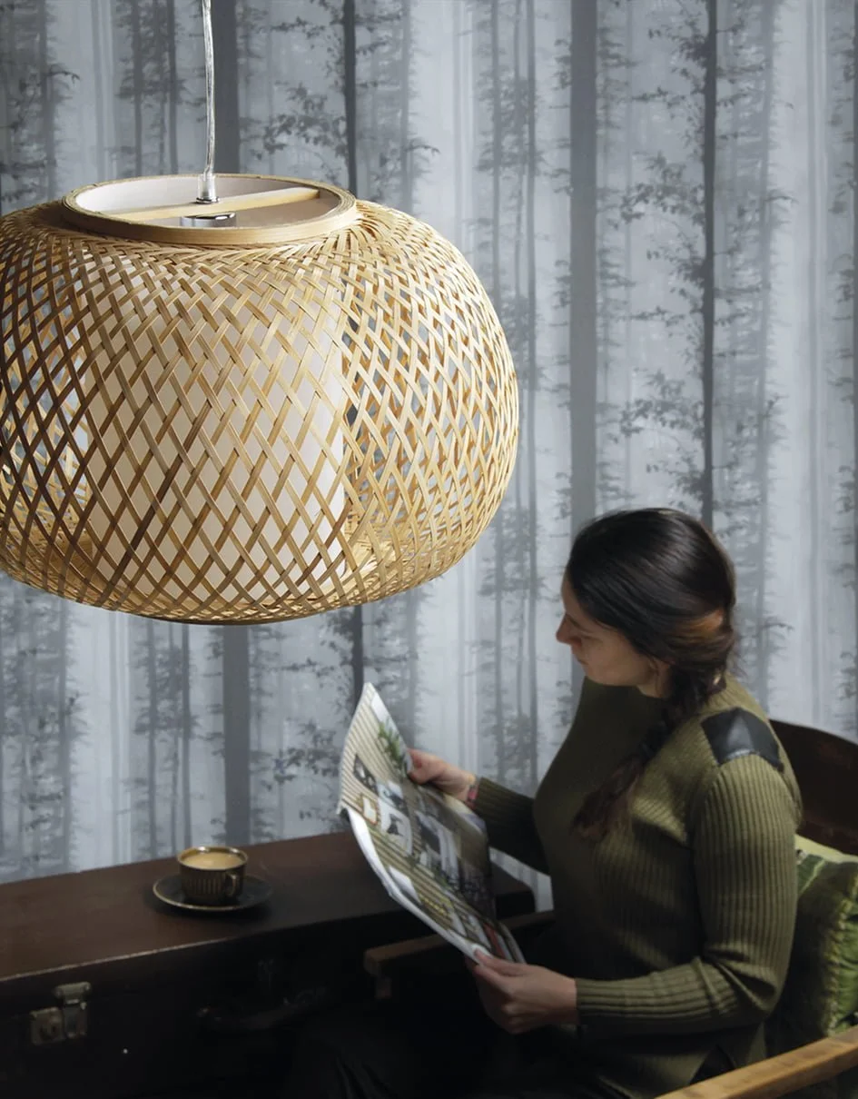 Riippuva kattovalaisin, joka on valmistettu bambusta. Tämä bambuvalaisin on varustettu läpinäkyvällä johdolla.