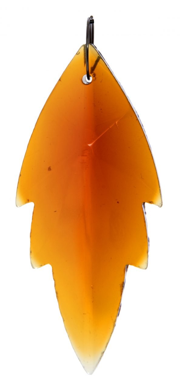 Ruskea lehden muotoinen kristalli