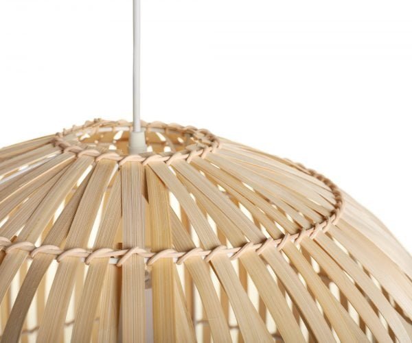 Riippuva kattovalaisin, joka on valmistettu bambusta. Tämä bambuvalaisin on varustettu valkoisella johdolla.