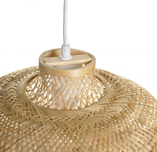 Riippuva kattovalaisin, joka on valmistettu bambusta. Tämä bambuvalaisin on varustettu valkoisella johdolla.