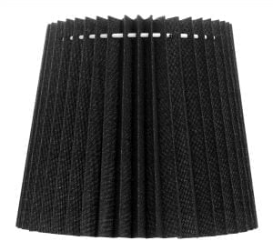 Yksivärinen lampunvarjostin jonka väri on musta. Varjostin on materiaaliltaan laminoitua kangasta ja se on vekattu.