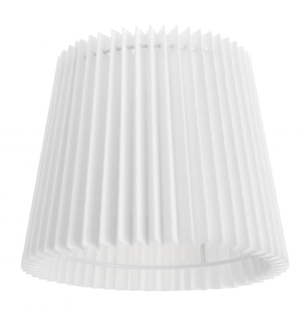 Yksivärinen lampunvarjostin jonka väri on valkoinen. Varjostin on materiaaliltaan laminoitua kangasta ja se on vekattu.