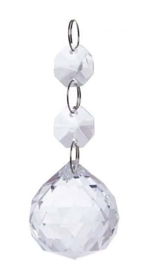 Kristallirimpsu jossa kaksi pientä kristallia ja iso pallokristalli.