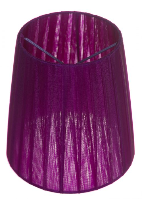 Yksivärinen kruunuvarjostin jonka materiaalina on organza. Varjostimen väri on lila.