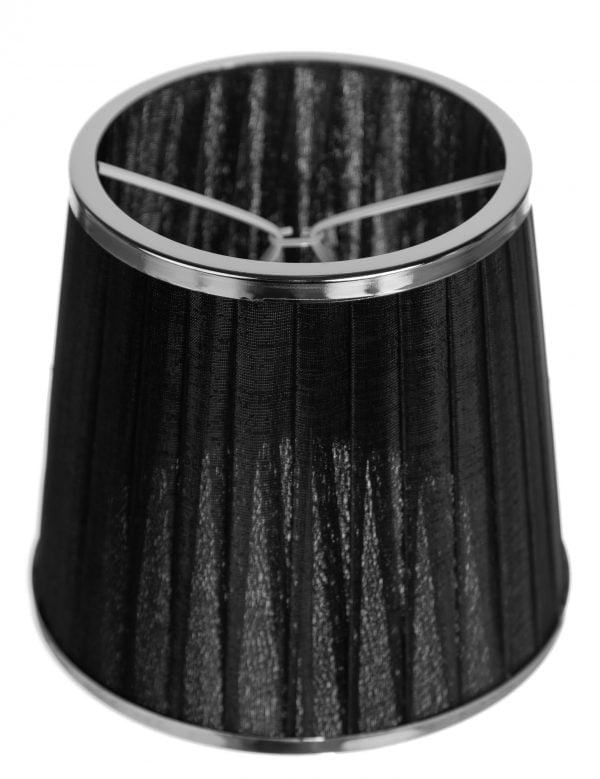 Musta kruunuvarjostin jonka materiaalina on organza. Varjostimessa on metallinen koriste molemmissa reunoissa, sen väri on kromi.