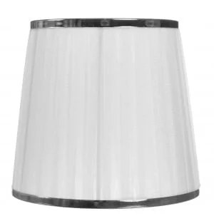 Valkoinen kruunuvarjostin jonka materiaalina on organza. Varjostimessa on metallinen koriste molemmissa reunoissa, sen väri on kromi.