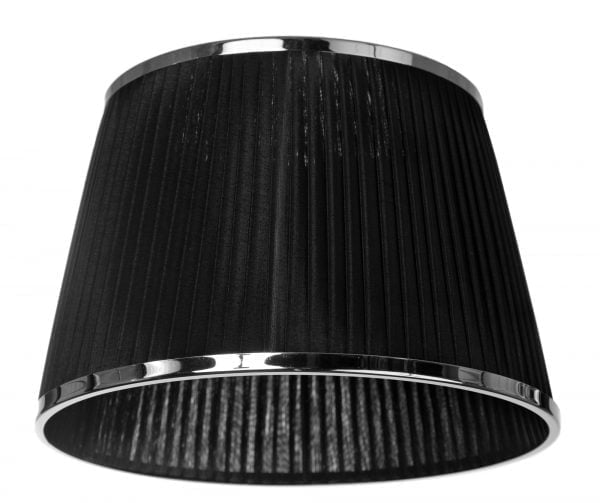 Yksivärinen lampunvarjostin jonka väri on musta. Varjostin on materiaaliltaan organzaa. Kromikoriste molemmissa reunoissa.