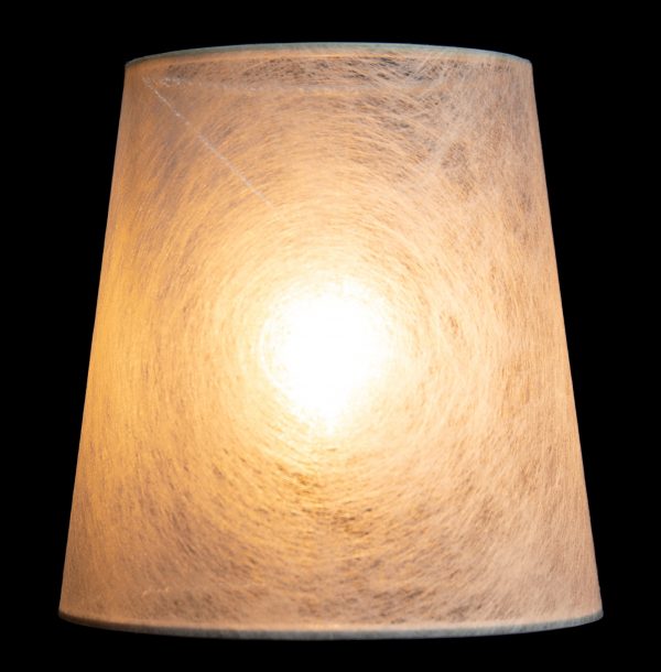 Läpikuultava lampunvarjostin jonka väri on valkoinen. Varjostin on materiaaliltaan laminoitua kangasta.
