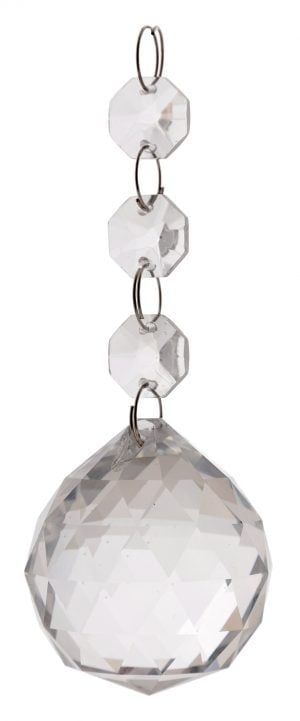 Kristallirimpsu jossa kolme pientä kristallia ja yksi iso pallon muotoinen kristalli
