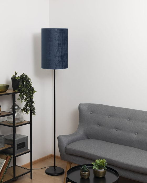 Musta lattiavalaisin sinisellä varjostimella olohuoneen lisävalona.