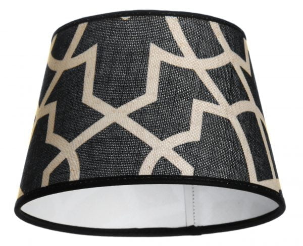 Lampunvarjostin jossa on tummansinisellä pohjalla beige graafinen kuvio. Varjostin on materiaaliltaan laminoitua kangasta.