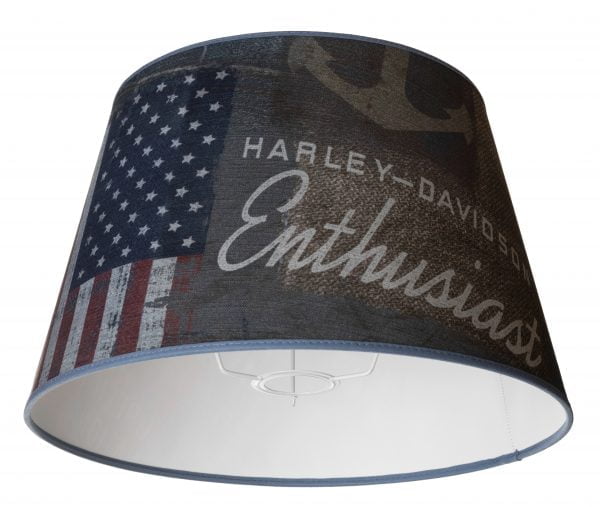 Wisconsin-36 on sininen, kollaasikuvioinen lampunvarjostin "Harley Davidson Enthusiast" -tekstillä.