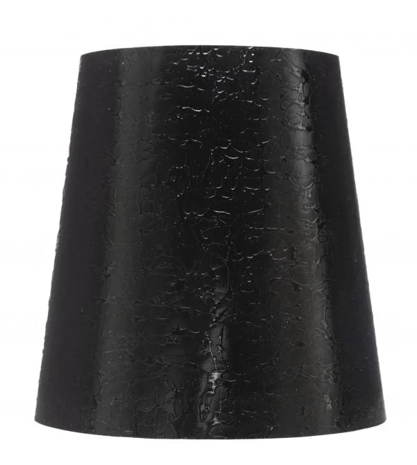 Yksivärinen lampunvarjostin jonka väri on musta. Varjostin on pinnaltaan röpelöinen.