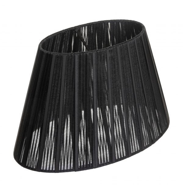 Musta, soikea lampunvarjostin, joka on valmistettu kangasnauhasta.